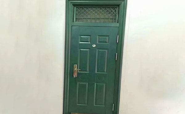 镜铁区学校教室门