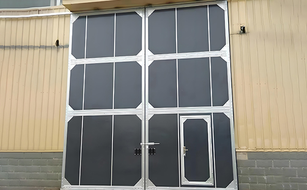 厂房镜铁区工业门选择与维护全解析：提升效率与安全的关键要素