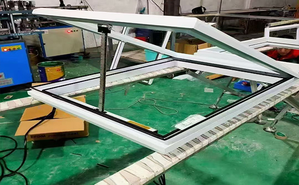 某地下车库出入口镜铁区排烟窗配置工程