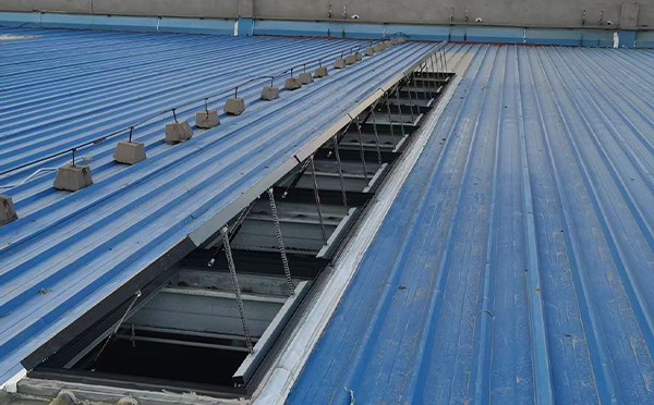 某城市大型商业综合体中庭镜铁区排烟窗工程