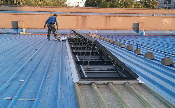 某区域性物流仓储中心镜铁区排烟窗系统安装项目