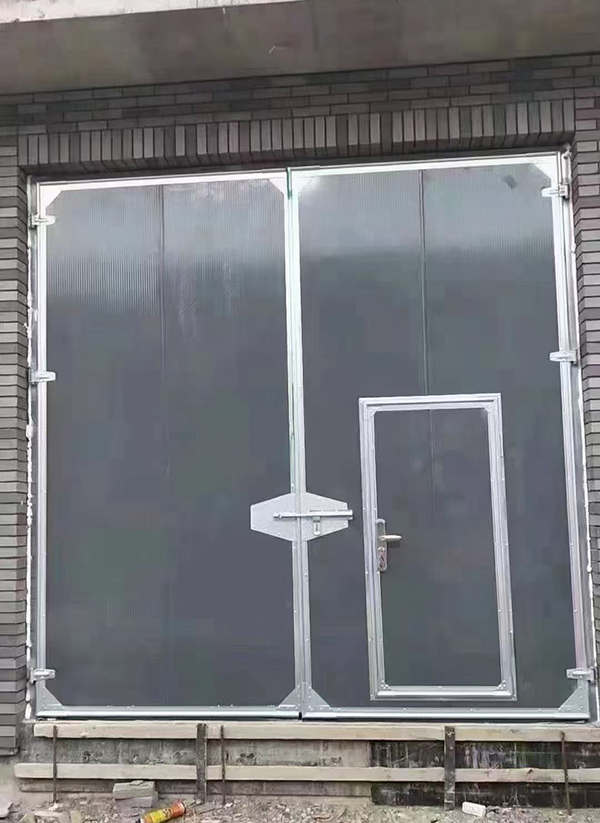 镜铁区工业平开门在大型设备制造车间的应用实例